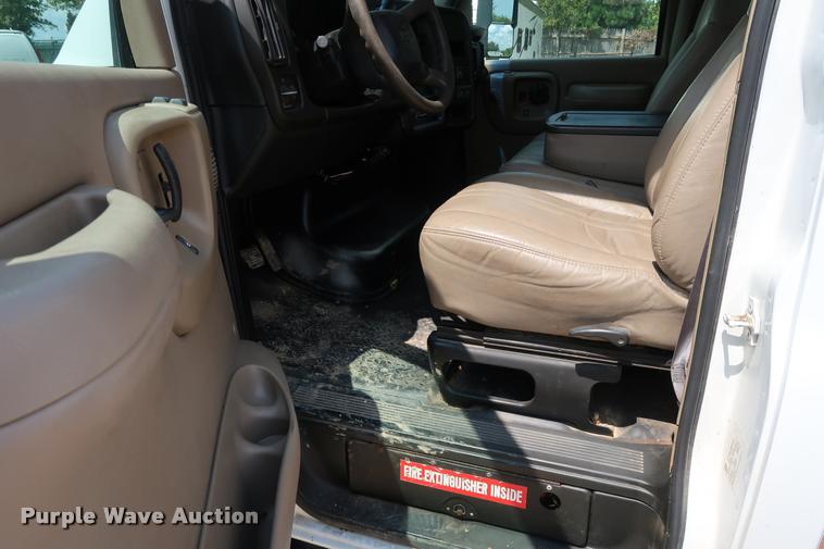 image for item DD1682 2004 GMC C5C042 flatbed truck