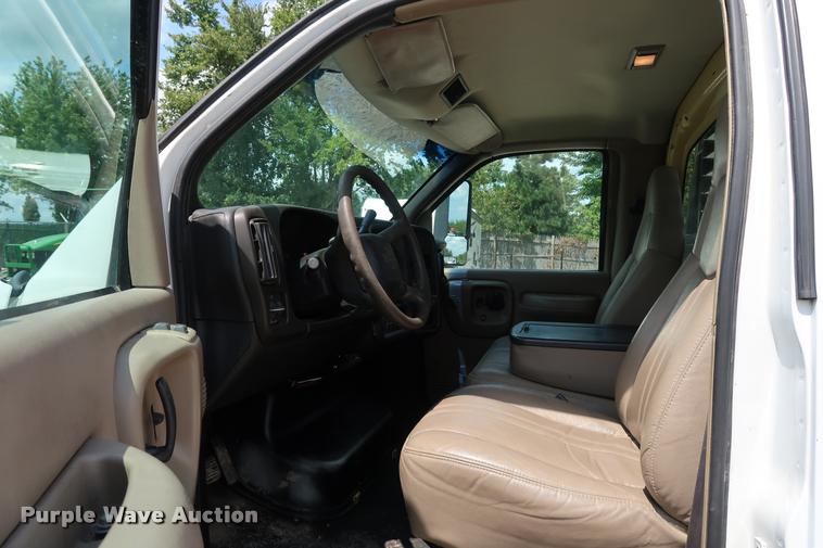 image for item DD1682 2004 GMC C5C042 flatbed truck