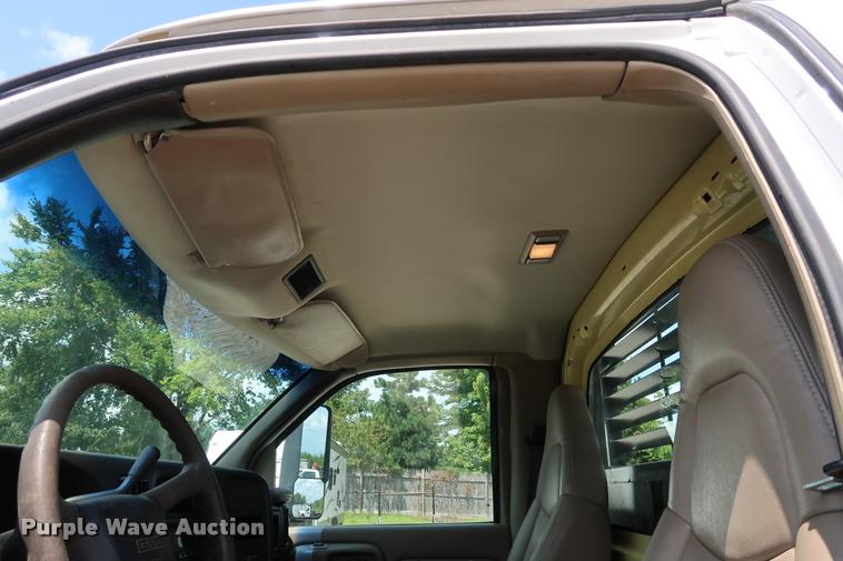 image for item DD1682 2004 GMC C5C042 flatbed truck