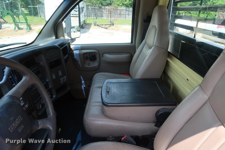 image for item DD1682 2004 GMC C5C042 flatbed truck