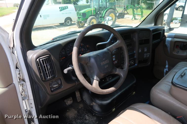 image for item DD1682 2004 GMC C5C042 flatbed truck