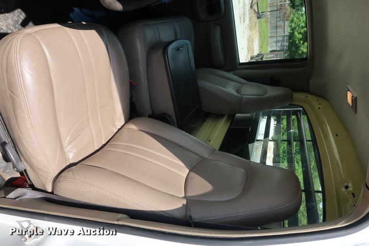 image for item DD1682 2004 GMC C5C042 flatbed truck