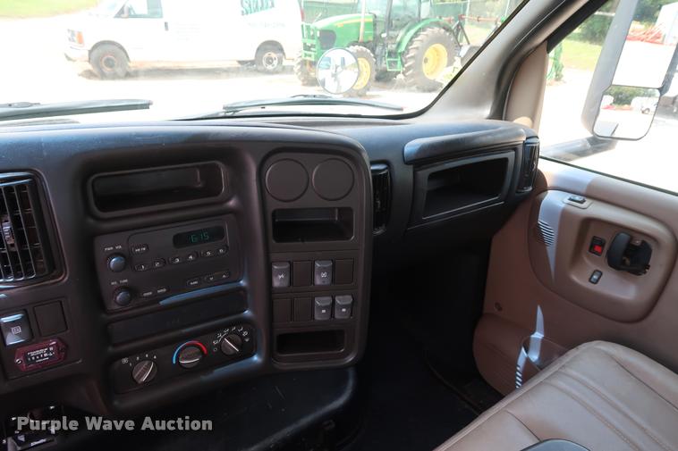 image for item DD1682 2004 GMC C5C042 flatbed truck