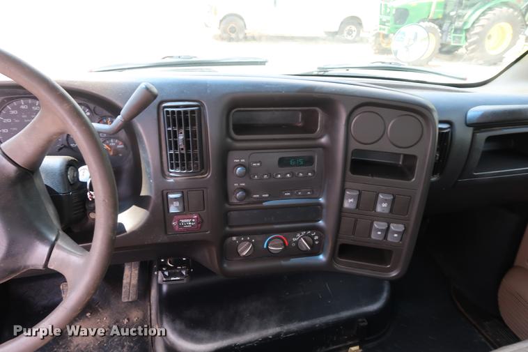 image for item DD1682 2004 GMC C5C042 flatbed truck