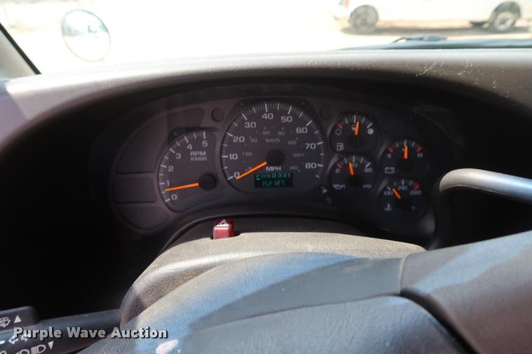 image for item DD1682 2004 GMC C5C042 flatbed truck