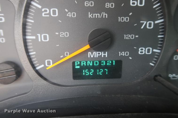 image for item DD1682 2004 GMC C5C042 flatbed truck