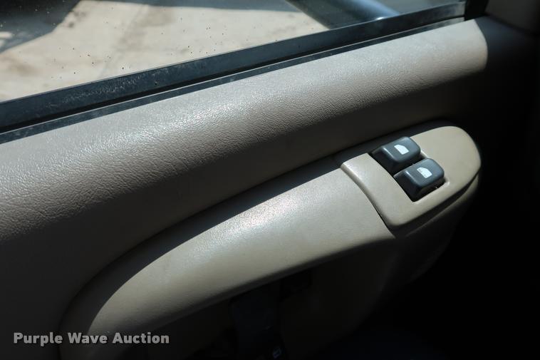 image for item DD1682 2004 GMC C5C042 flatbed truck