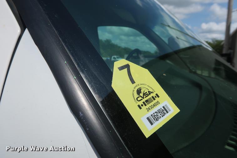 image for item DD1682 2004 GMC C5C042 flatbed truck