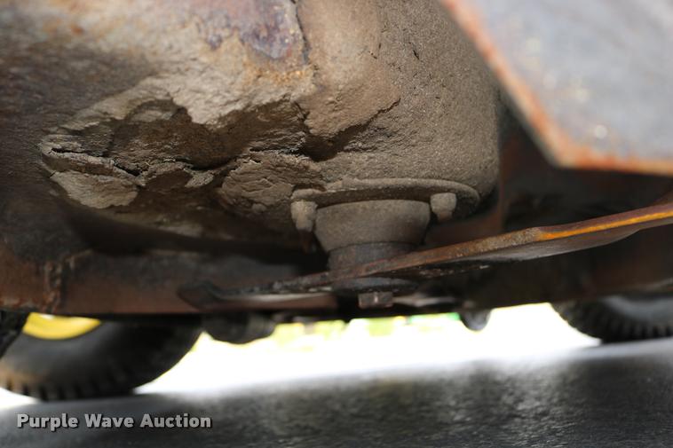 image for item DM9301 1986 John Deere 420 lawn mower