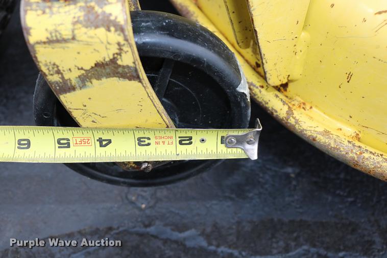 image for item DM9301 1986 John Deere 420 lawn mower