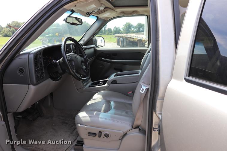 image for item DQ9393 2003 Chevrolet Suburban 1500 Z71 SUV