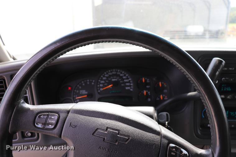 image for item DQ9393 2003 Chevrolet Suburban 1500 Z71 SUV