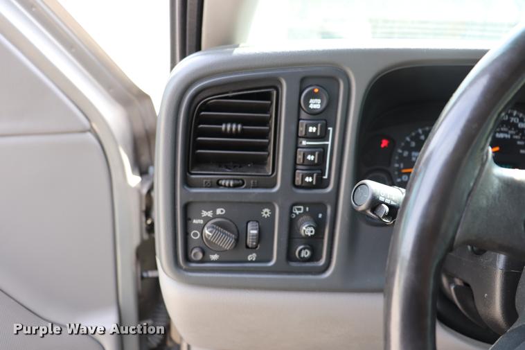 image for item DQ9393 2003 Chevrolet Suburban 1500 Z71 SUV