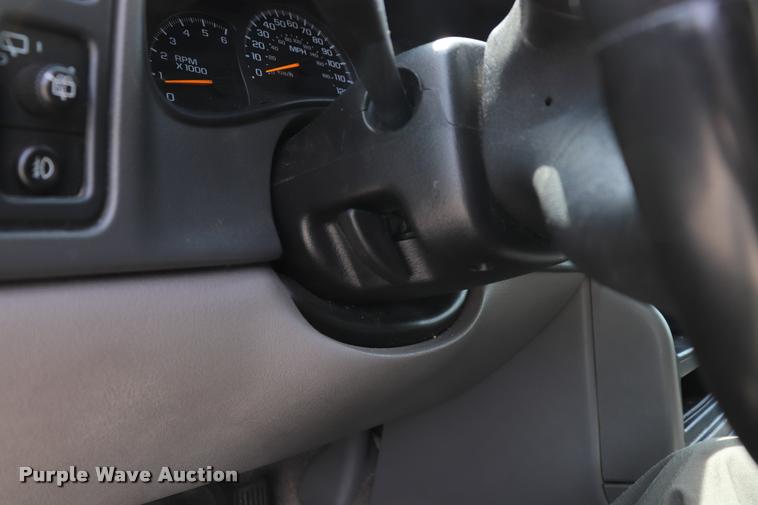 image for item DQ9393 2003 Chevrolet Suburban 1500 Z71 SUV