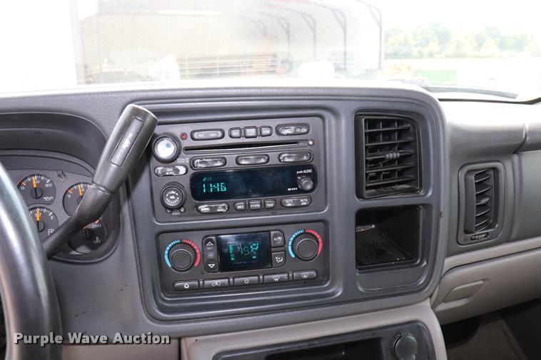 image for item DQ9393 2003 Chevrolet Suburban 1500 Z71 SUV