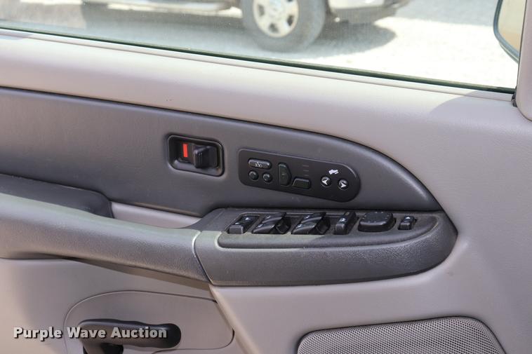 image for item DQ9393 2003 Chevrolet Suburban 1500 Z71 SUV