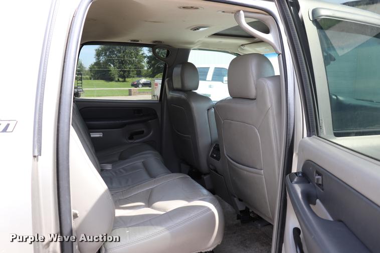 image for item DQ9393 2003 Chevrolet Suburban 1500 Z71 SUV