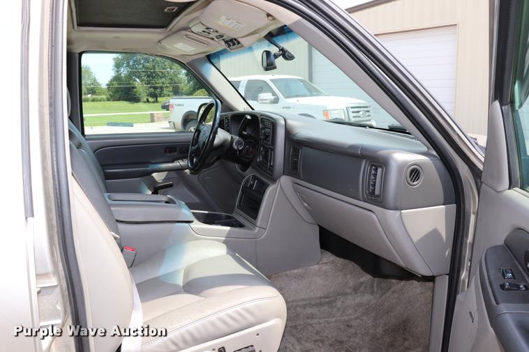 image for item DQ9393 2003 Chevrolet Suburban 1500 Z71 SUV