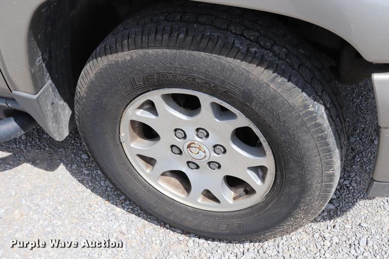 image for item DQ9393 2003 Chevrolet Suburban 1500 Z71 SUV