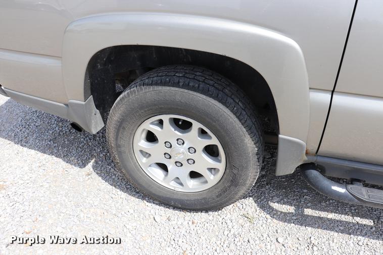 image for item DQ9393 2003 Chevrolet Suburban 1500 Z71 SUV
