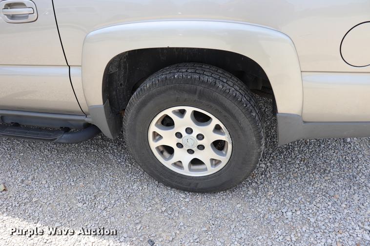 image for item DQ9393 2003 Chevrolet Suburban 1500 Z71 SUV