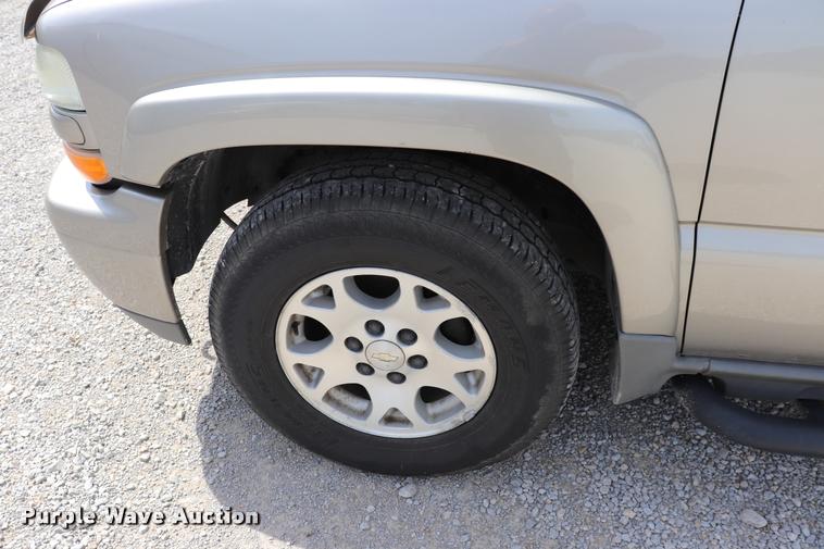 image for item DQ9393 2003 Chevrolet Suburban 1500 Z71 SUV