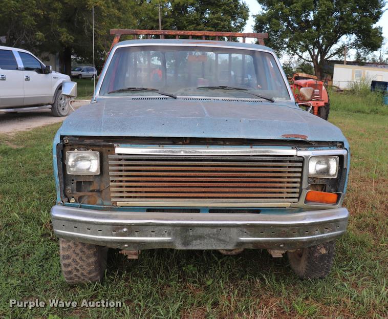 image for item DQ9413 1983 Ford F350 flatbed pickup truck