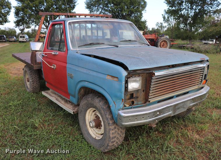 image for item DQ9413 1983 Ford F350 flatbed pickup truck