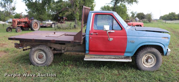 image for item DQ9413 1983 Ford F350 flatbed pickup truck