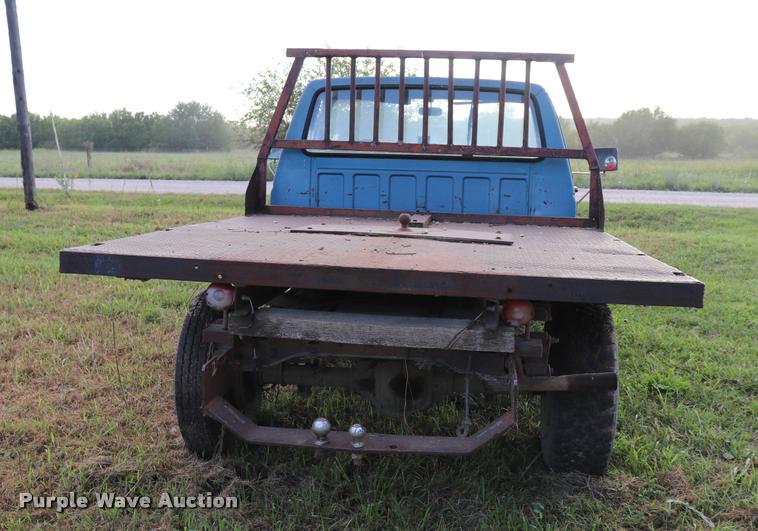 image for item DQ9413 1983 Ford F350 flatbed pickup truck