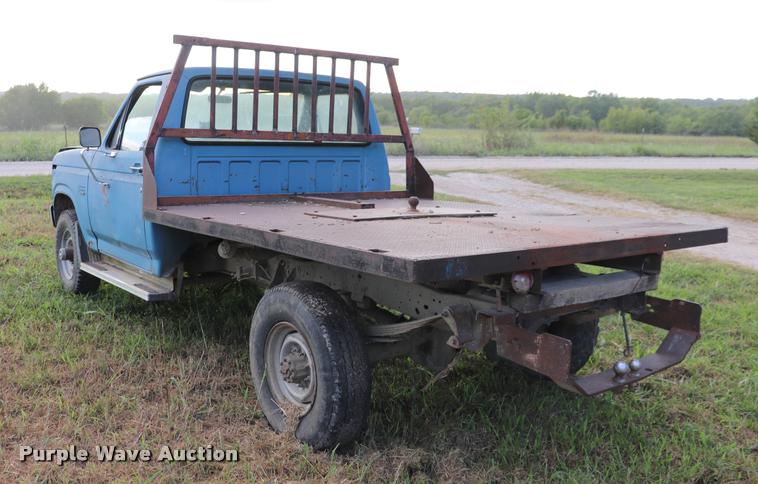 image for item DQ9413 1983 Ford F350 flatbed pickup truck