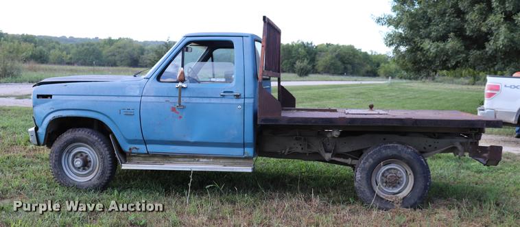 image for item DQ9413 1983 Ford F350 flatbed pickup truck