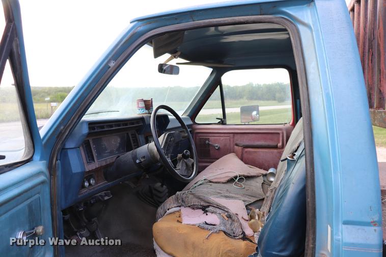 image for item DQ9413 1983 Ford F350 flatbed pickup truck