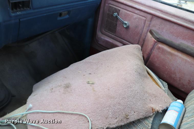 image for item DQ9413 1983 Ford F350 flatbed pickup truck