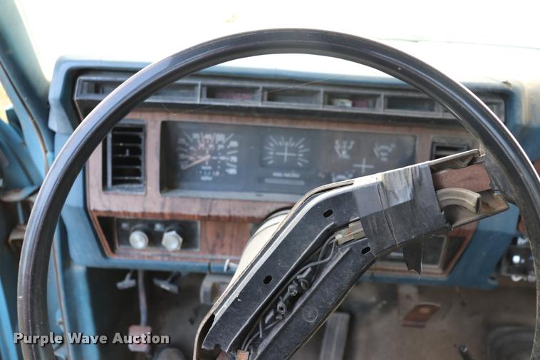 image for item DQ9413 1983 Ford F350 flatbed pickup truck