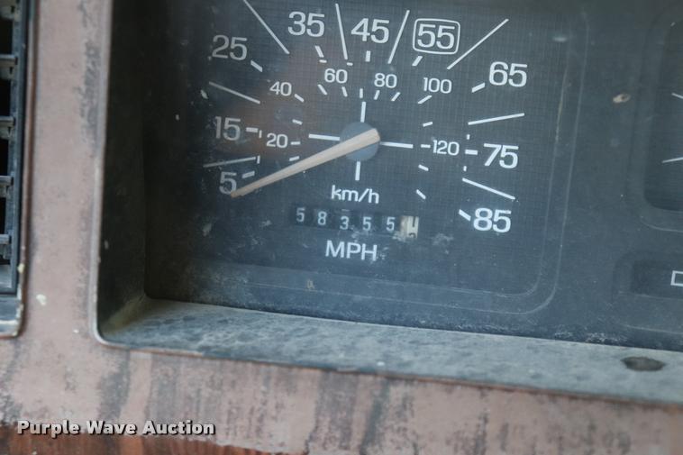 image for item DQ9413 1983 Ford F350 flatbed pickup truck