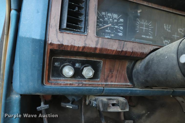 image for item DQ9413 1983 Ford F350 flatbed pickup truck