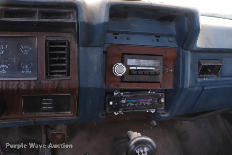 image for item DQ9413 1983 Ford F350 flatbed pickup truck