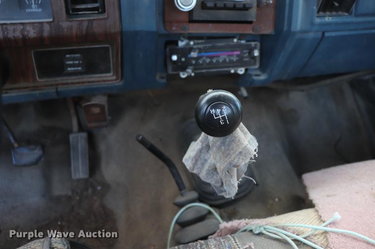 image for item DQ9413 1983 Ford F350 flatbed pickup truck