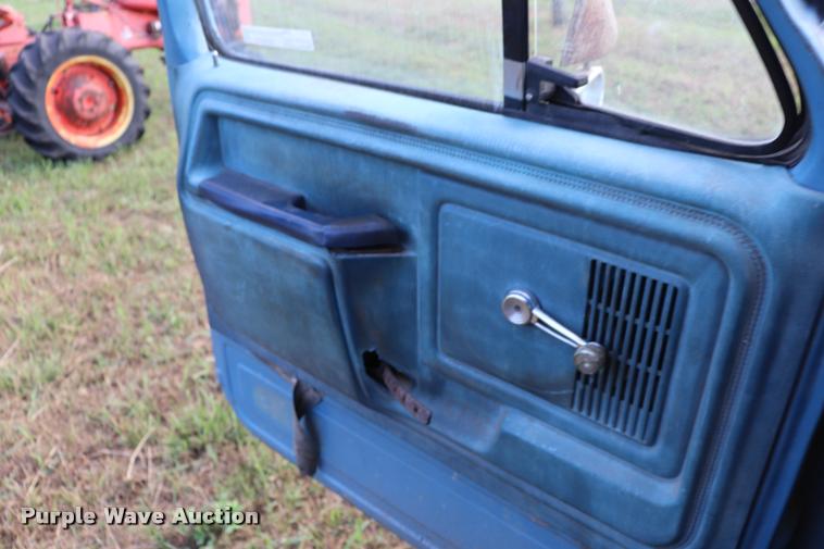 image for item DQ9413 1983 Ford F350 flatbed pickup truck