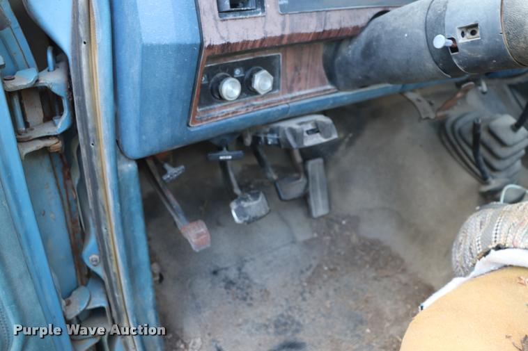 image for item DQ9413 1983 Ford F350 flatbed pickup truck