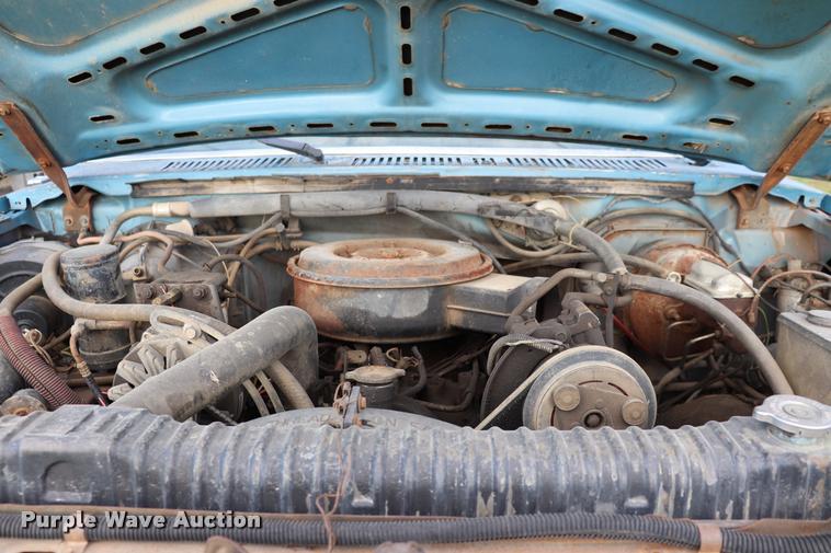 image for item DQ9413 1983 Ford F350 flatbed pickup truck