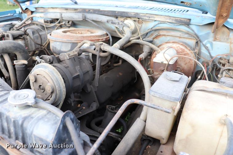 image for item DQ9413 1983 Ford F350 flatbed pickup truck