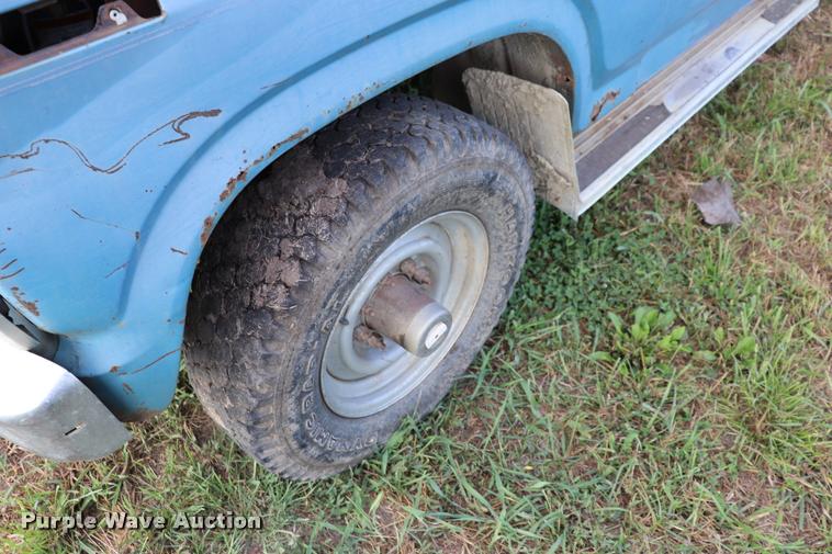 image for item DQ9413 1983 Ford F350 flatbed pickup truck