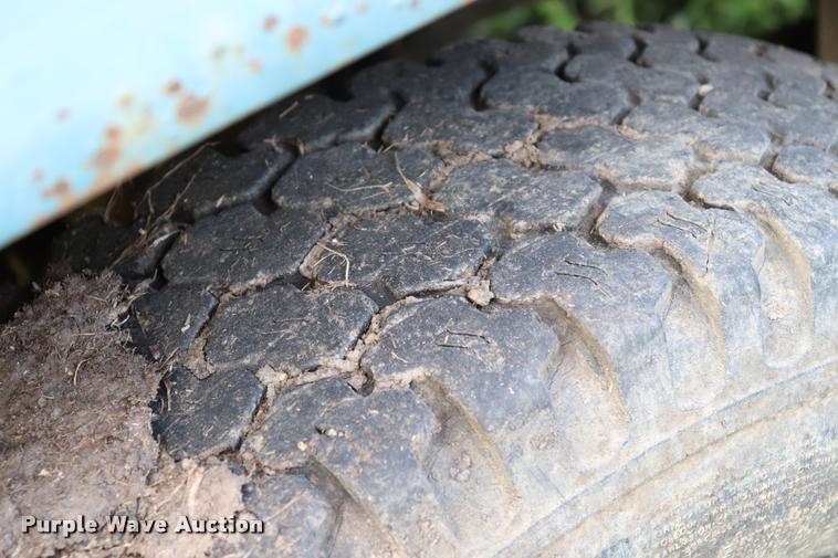 image for item DQ9413 1983 Ford F350 flatbed pickup truck