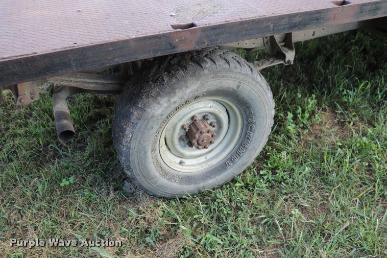 image for item DQ9413 1983 Ford F350 flatbed pickup truck