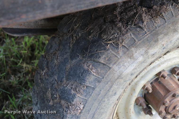 image for item DQ9413 1983 Ford F350 flatbed pickup truck