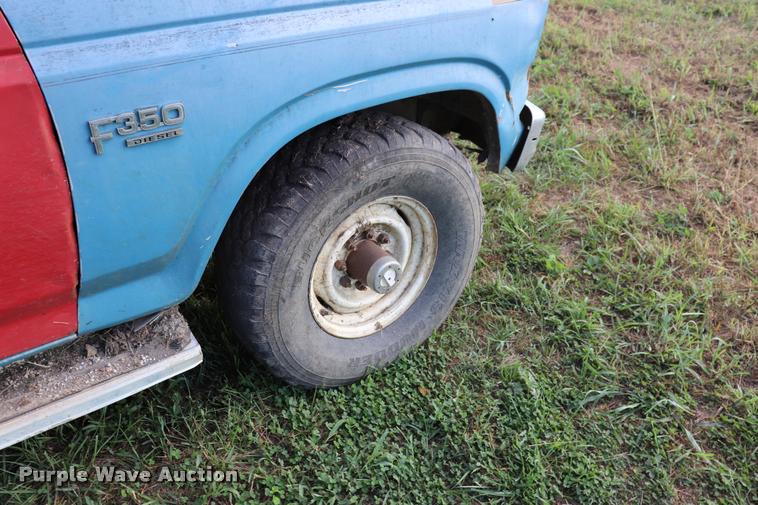 image for item DQ9413 1983 Ford F350 flatbed pickup truck