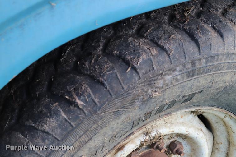 image for item DQ9413 1983 Ford F350 flatbed pickup truck