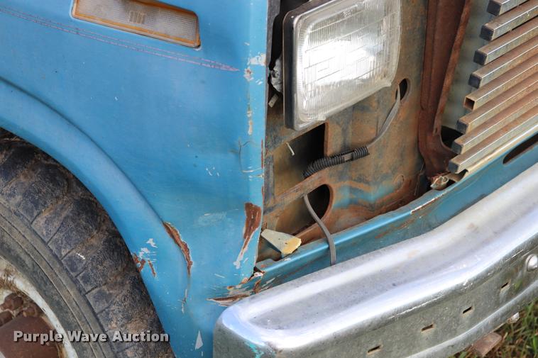 image for item DQ9413 1983 Ford F350 flatbed pickup truck